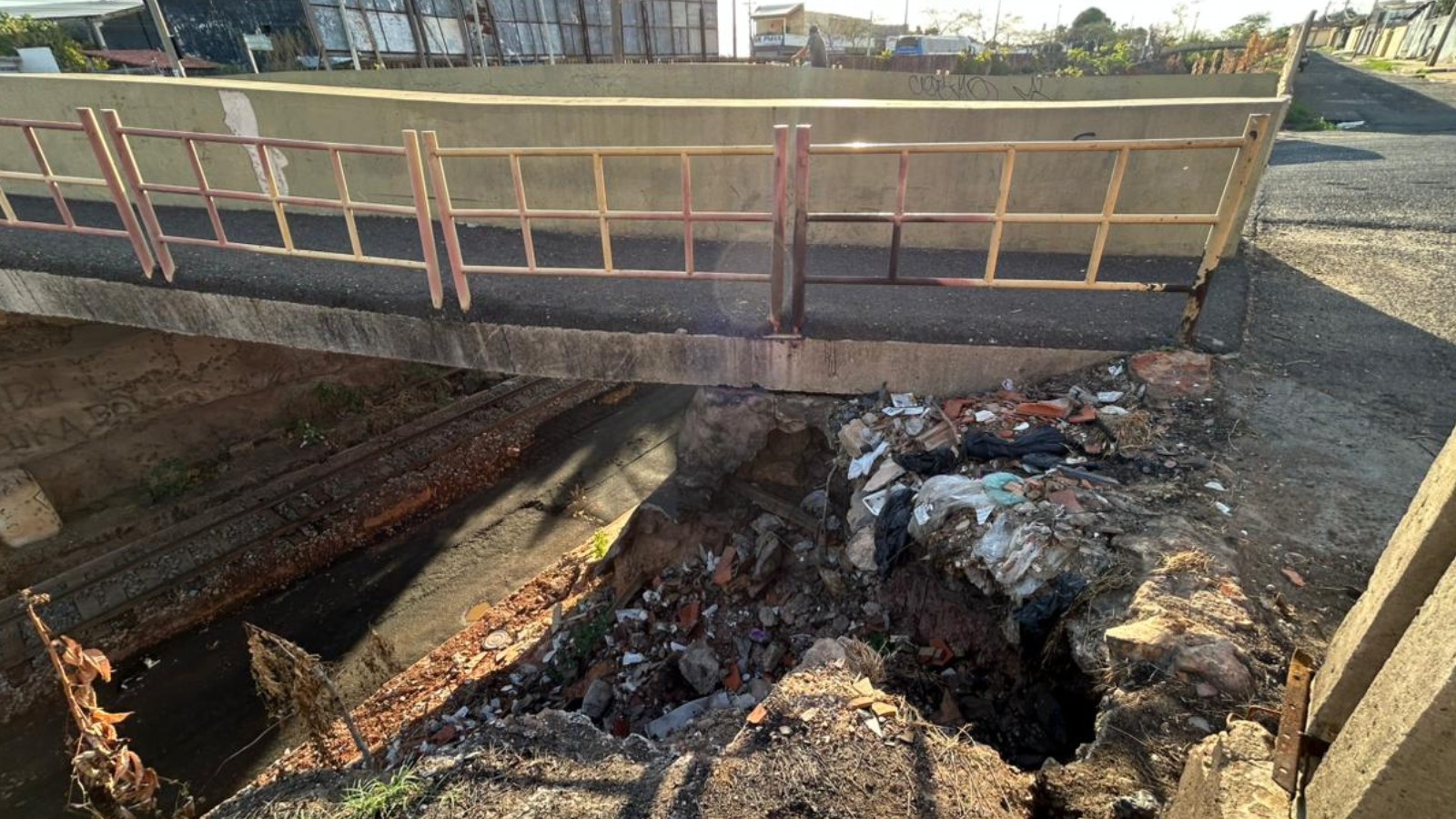 Buracos, lixo e esgoto nas proximidades da linha férrea ameaçam estrutura de passarela em Teresina