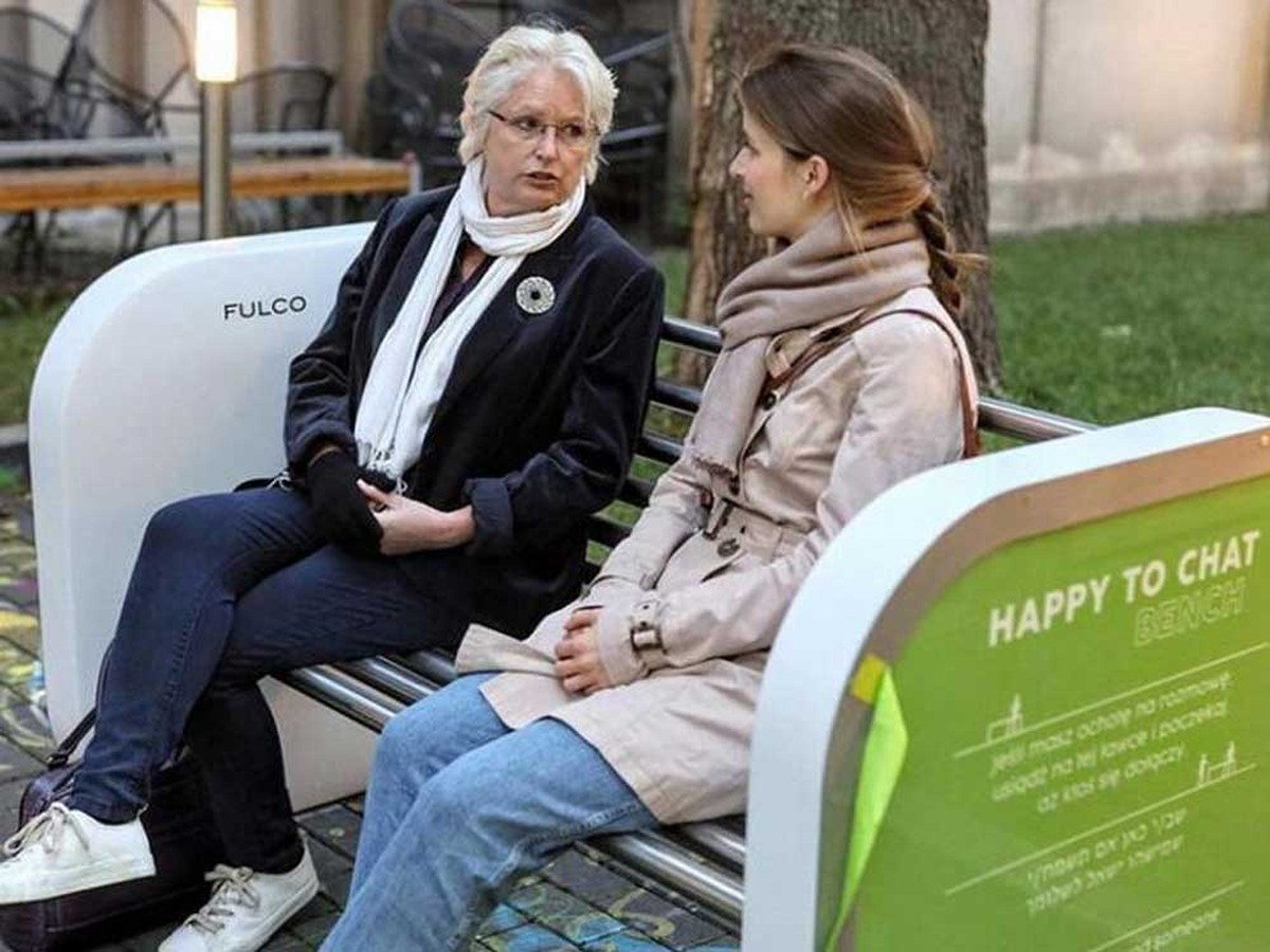 'Feliz por conversar', os bancos com design especial para combater a solidão 