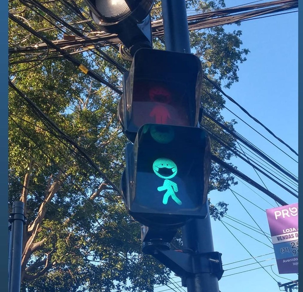 Bonequinhos fazem sexo em semáforo e param o trânsito - Mundo Bom