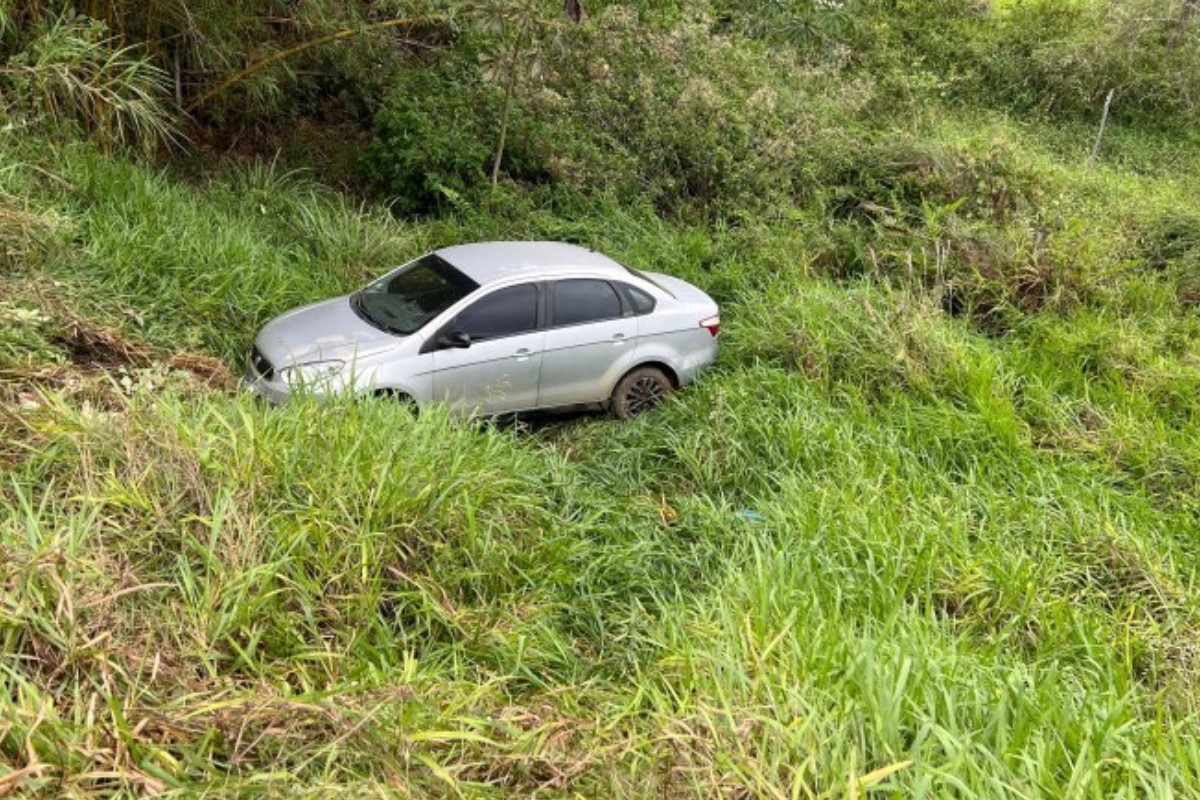 Motorista passa mal, perde controle de carro e cai em ribanceira na BR-356
