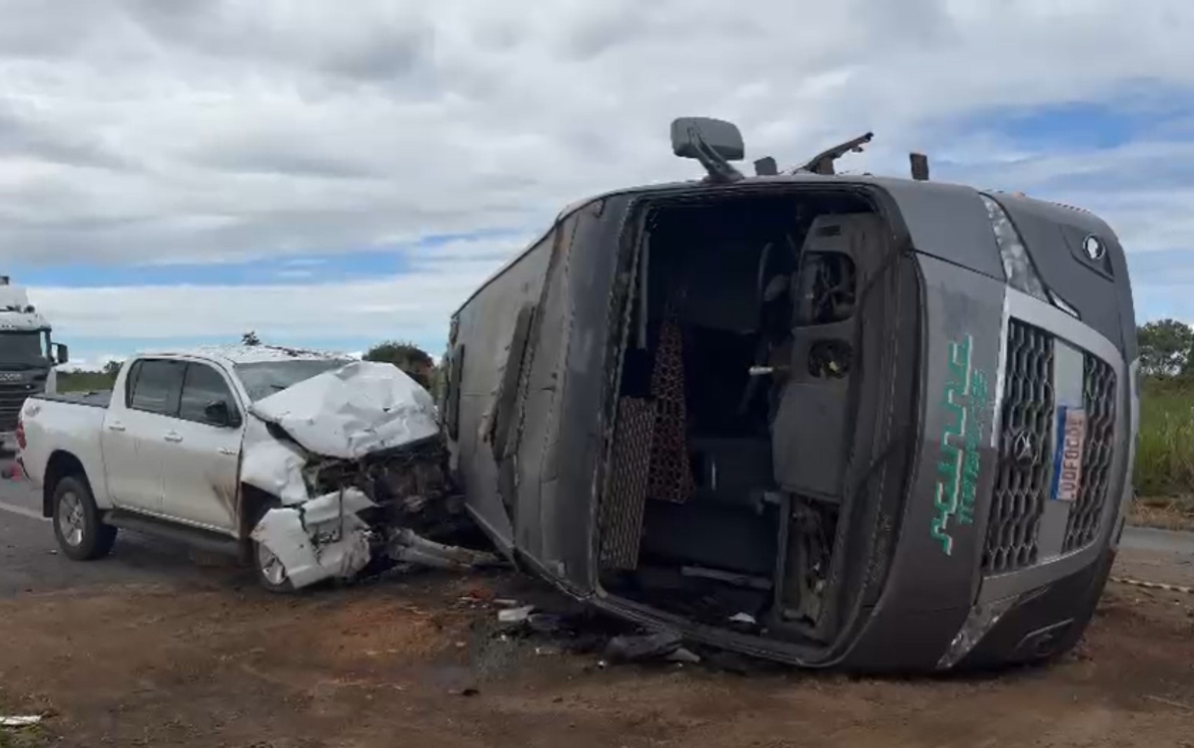 Acidente entre micro-ônibus e caminhonete deixa 20 feridos em rodovia na Bahia