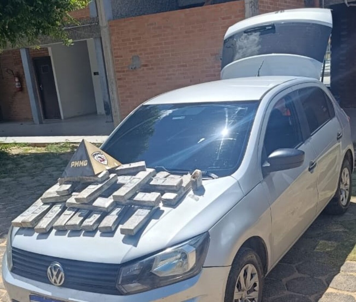 Motorista de aplicativo é preso com cerca de 30 quilos de maconha no porta-malas de carro em Januária