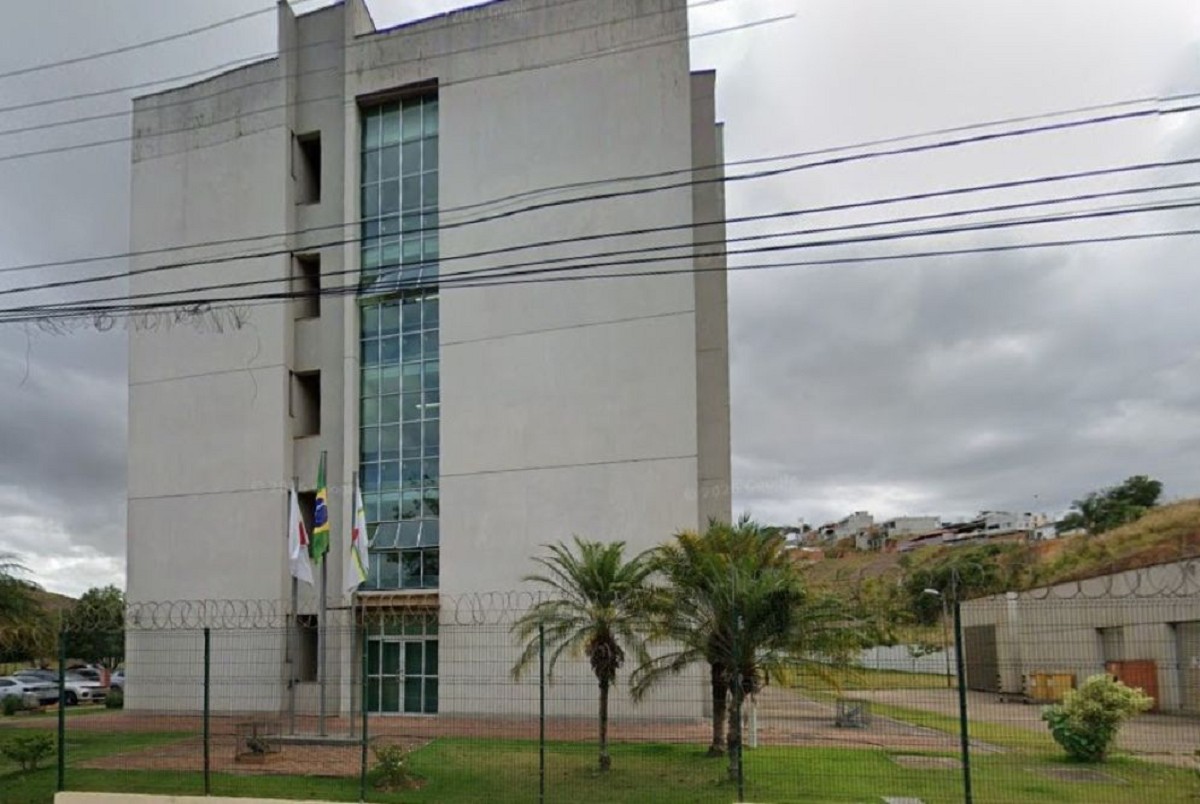 Homem é condenado por importunação sexual após beijar ex-namorada à força em MG