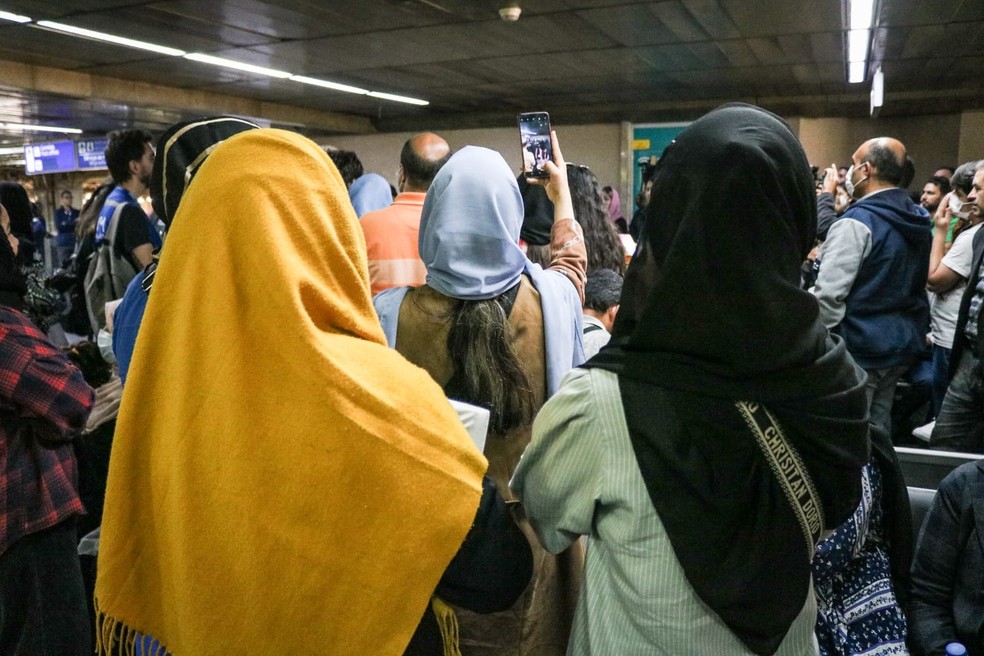 Afegãos que estavam abrigados no Aeroporto Internacional de SP, em Guarulhos, são encaminhados a uma colônia de férias no litoral paulista — Foto: Guilherme Gandolfi