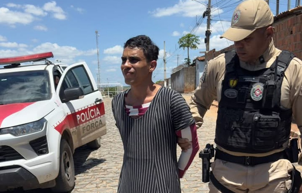 Suspeito de homicídios preso vestido de mulher cometeu primeiro crime aos 13 anos e se escondia no mato na PB — Foto: Polícia Militar da Paraíba