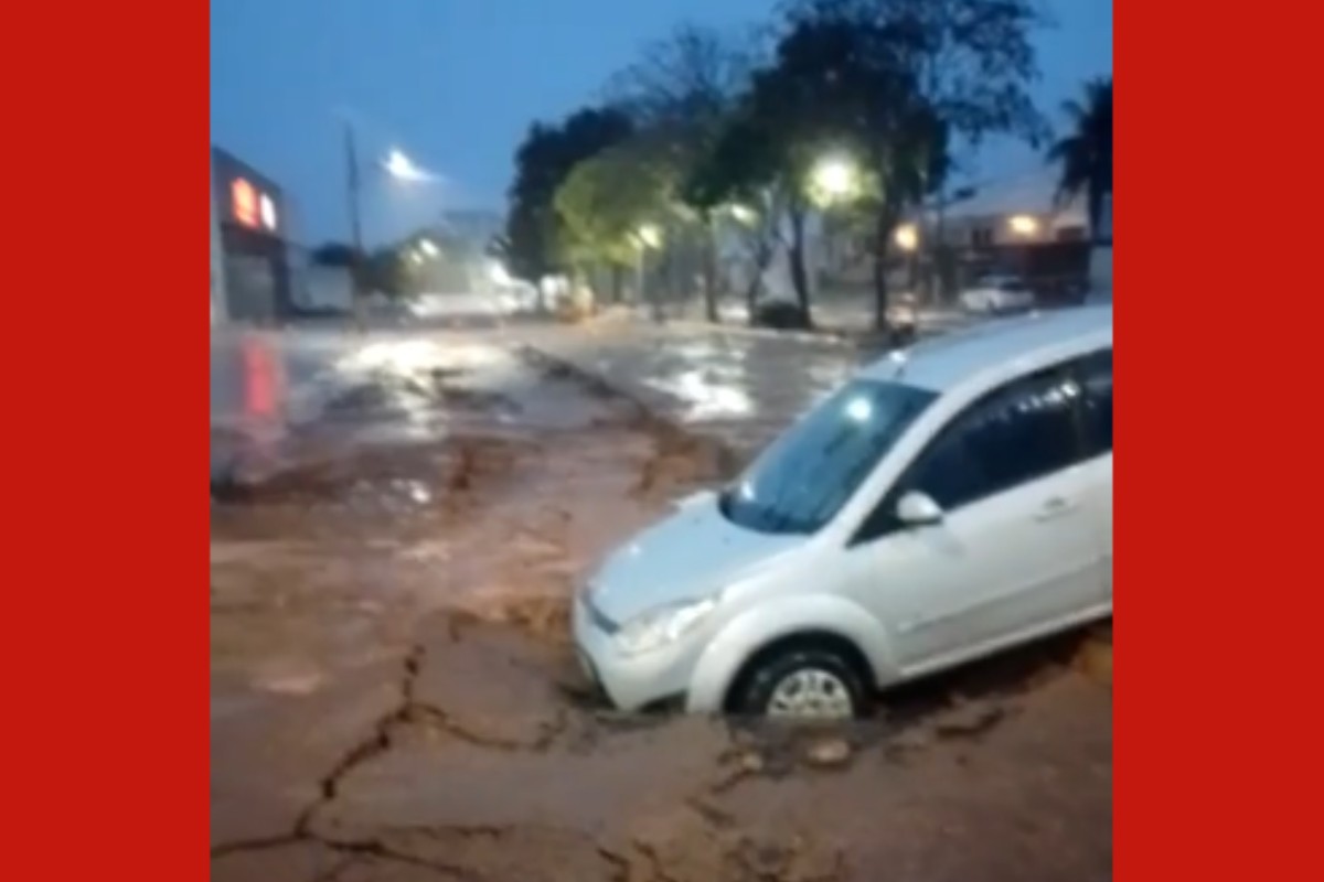 Carro cai em buraco após asfalto ceder durante chuva em Jaciara (MT); vídeo