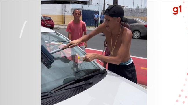 Luva de Pedreiro finge ser 'flanelinha' e limpa vidros de carros