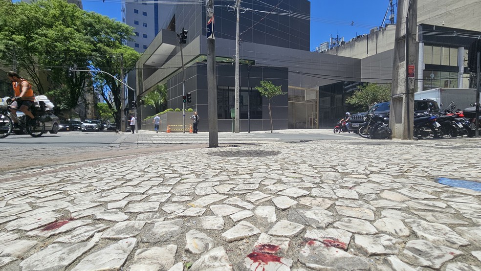 Calçada onde briga aconteceu ficou com marcas de sangue. Caso foi no cruzamento entre a Vicente Machado com a Visconde do Rio Branco — Foto: Ana Flávia Silva/RPC