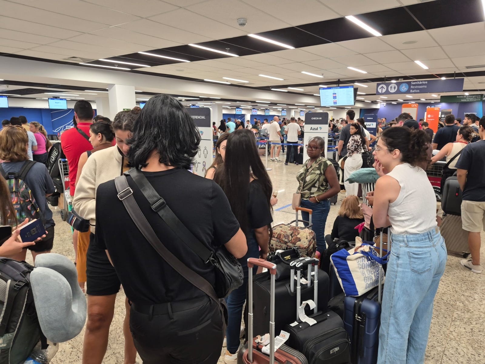 Pista do aeroporto de Foz do Iguaçu é fechada por conta de buraco