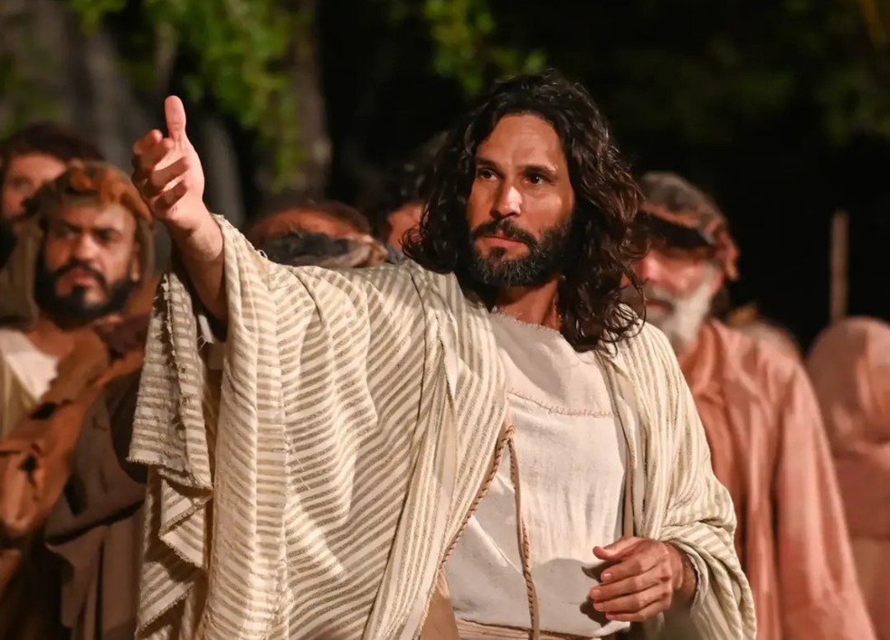 Dudu Azevejo como Jesus Cristo na Paixão de Cristo de Nova Jerusalém — Foto: Fábio Jordão