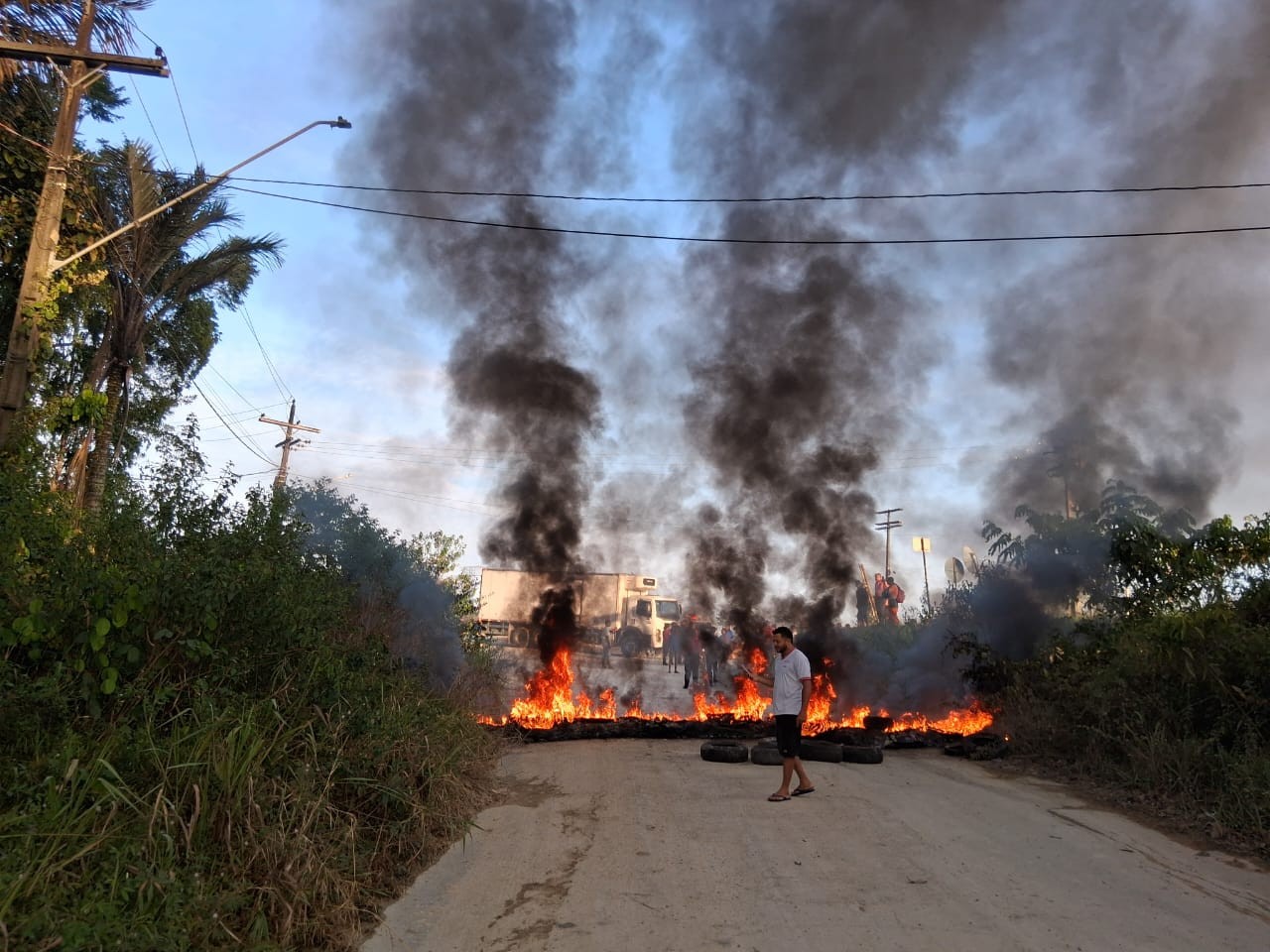 Moradores interditam Ramal do Brasileirinho durante protesto por melhorias