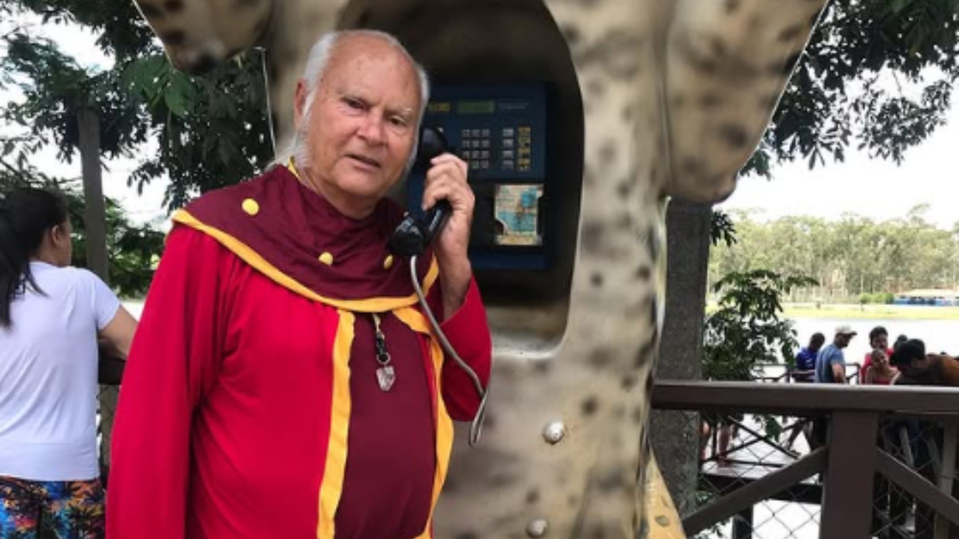Aos 69 anos, idoso vira cosplay de Mestre dos Magos e se torna referência geek em cidade mineira