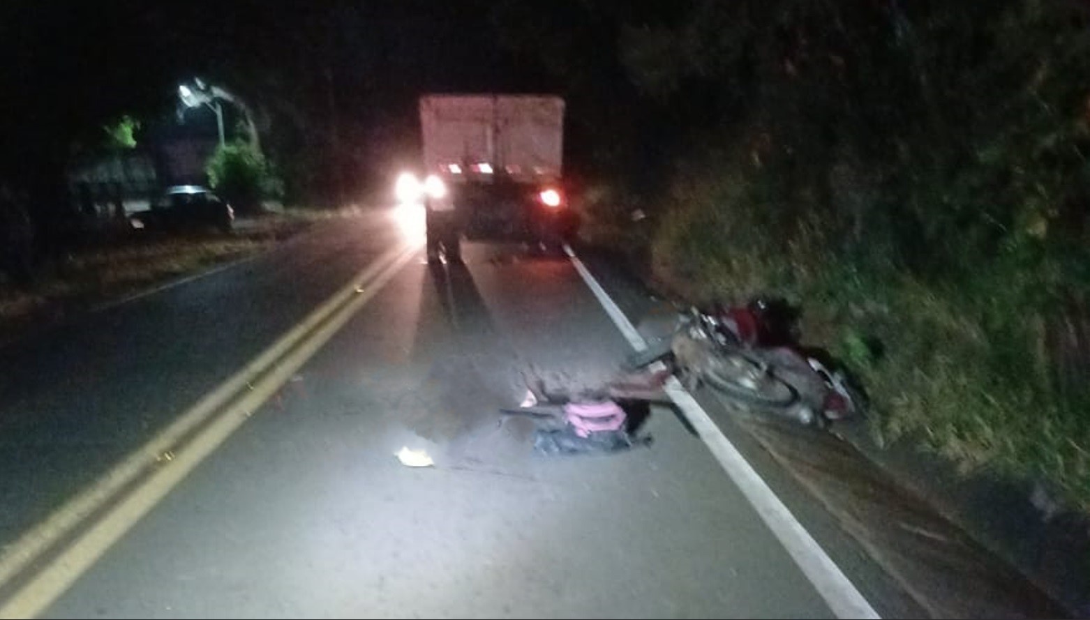 Homem morre após bater motocicleta contra traseira de caminhão em rodovia de Limeira 