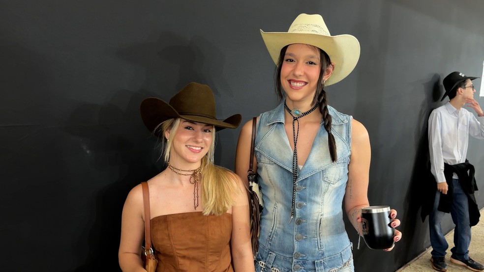 Maria Eduarda Londi e Leandra Narieli apostam nas gravatinhas para compor o look da Festa do Peão de Barretos 2026 — Foto: Murilo Corazza/g1