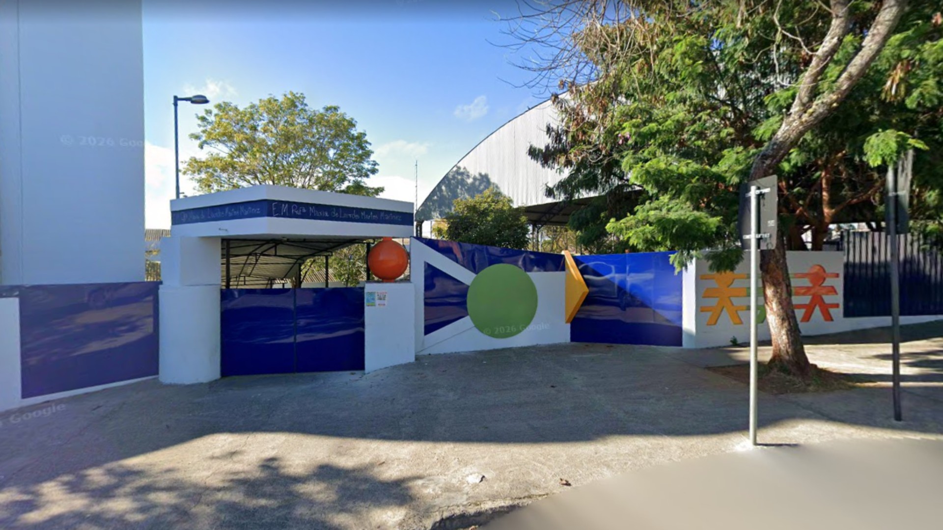 Pais fazem força tarefa para cortar mato alto em escola e denunciam abandono do prédio em Sorocaba: 'Medo pelas crianças'