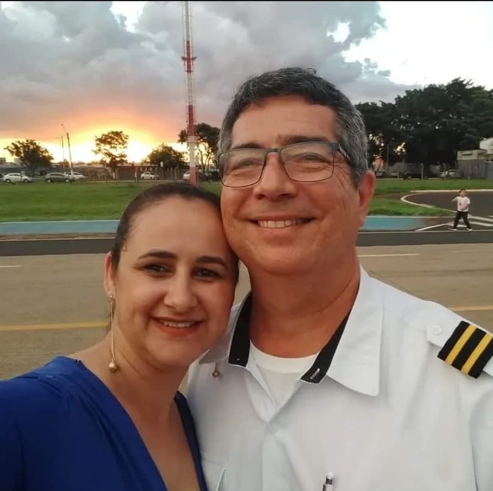 Rosana Ferreira com o marido, Humberto Alencar, copiloto da Voepass que morreu em acidente aéreo — Foto: Arquivo pessoal