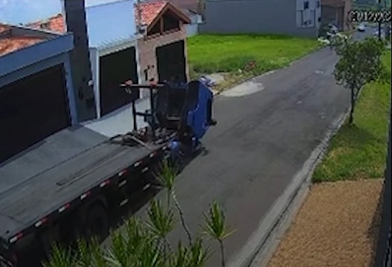 VÍDEO: cabine de caminhão solta, passageiro cai e é atropelado pelo próprio veículo no interior de SP 