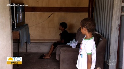 Crianças ficam sem aula por falta de transporte e vagas em escola