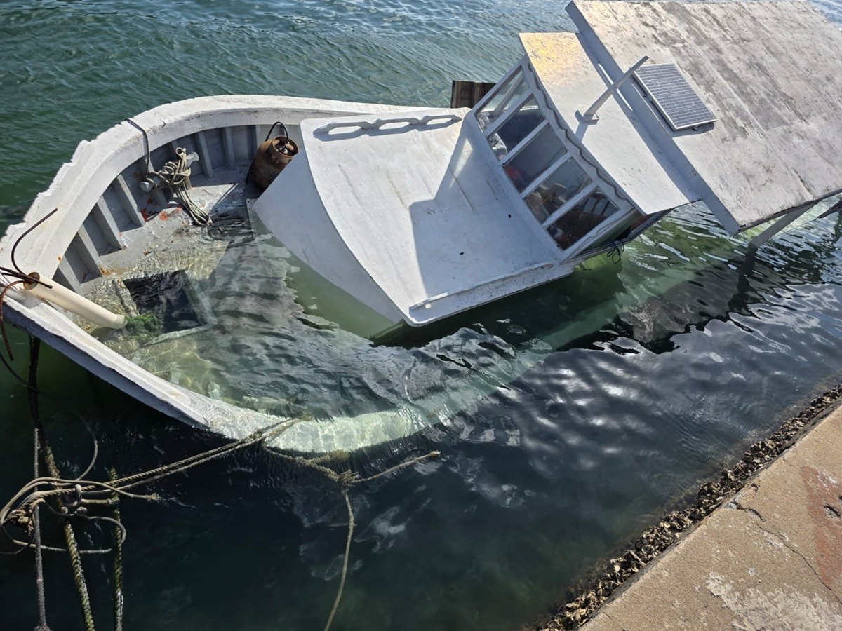 Barco naufraga no Canal do Itajuru, em Cabo Frio, e mobiliza fiscalização