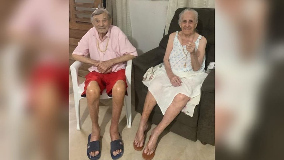 Manoel Angelim e Maria Almeida de Souza, de 104 e 100 anos, respectivamente, estão casados há 83 anos. — Foto: Acervo pessoal