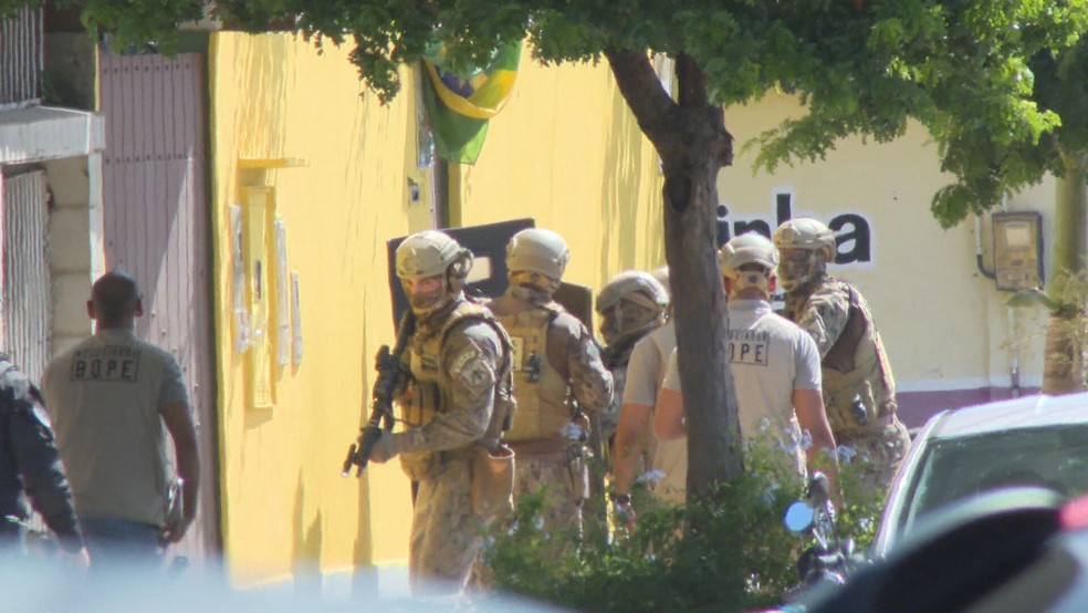 Local onde homem atirou em policiais que iam cumprir mandado de prisão contra ele, no Recife — Foto: Reprodução/TV Globo