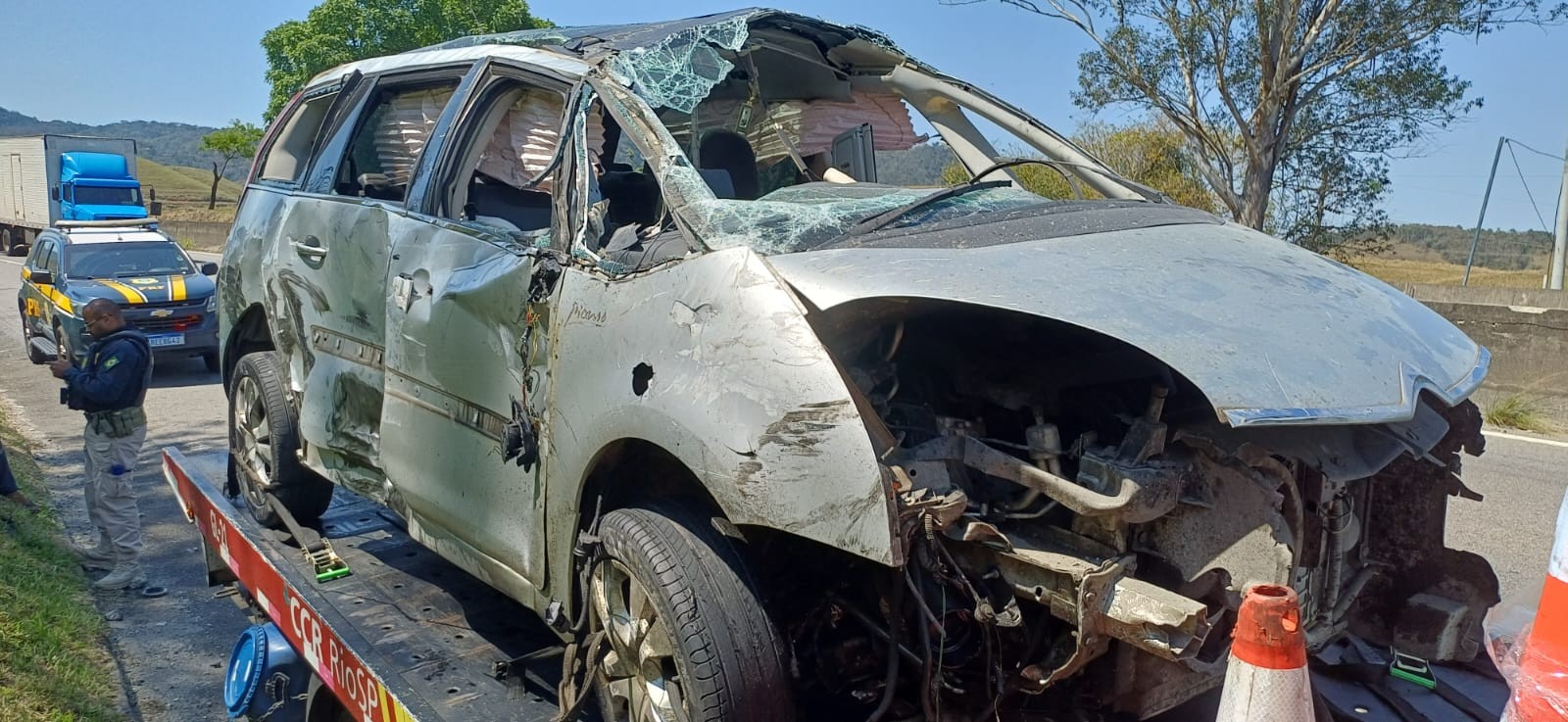 Carro é arremessado para pista contrária e motorista fica ferido na Via Dutra, em Pinheiral