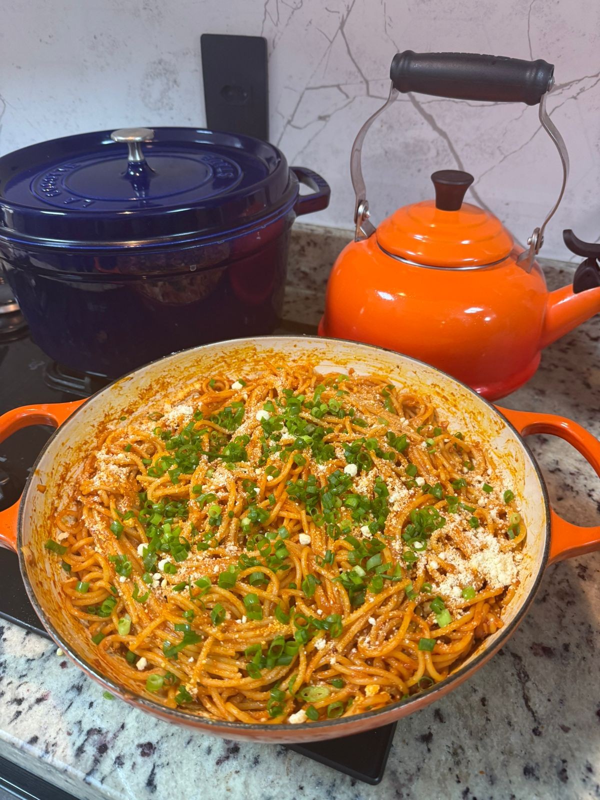 Receita de Família: digital influencer ensina preparo de frango caipira com macarrão frito 