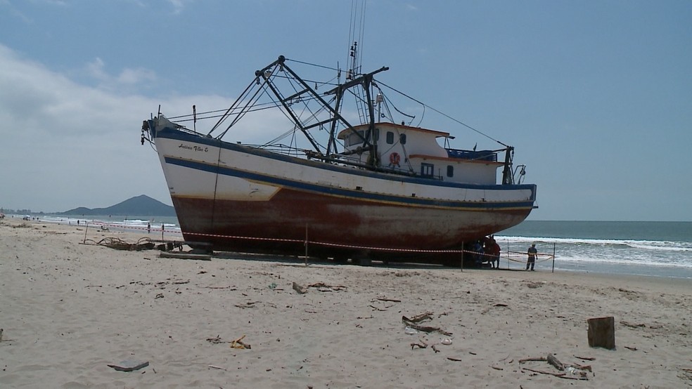 Barco encalhado há 3 meses em Navegantes será retirado — Foto: Morgana Fernandes/ NSC TV/ 