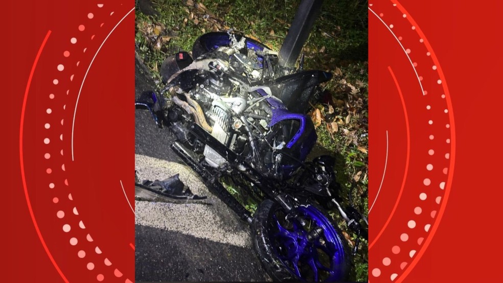 Casal de moto morre ao bater de frente com caminhonete da concessionária de energia EDP em Sooretama, no Espírito Santo — Foto: Redes Sociais