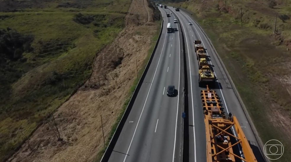 Megaoperação permite transporte de carga gigantesca e causa bloqueios na principal rodovia entre Rio e São Paulo — Foto: Jornal Nacional