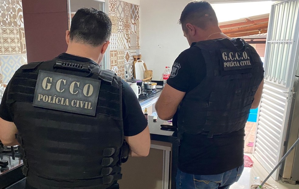 Foram encontradas armas de fogo, um bloqueador de rastreadores e fertilizantes — Foto: Polícia Civil de Mato Grosso