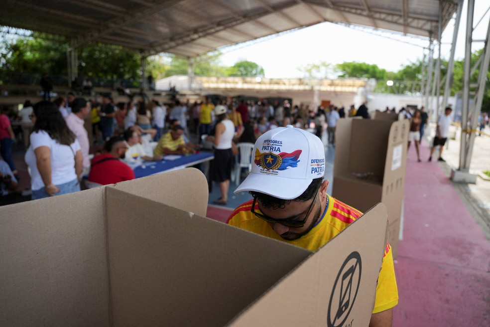 Apoiador de Aberlardo de la Espriella vota durante 2º turno das eleições presidenciais, em Barranquilla, na Colômbia, em 21 de junho de 2026. — Foto: Jair Coll/ Reuters