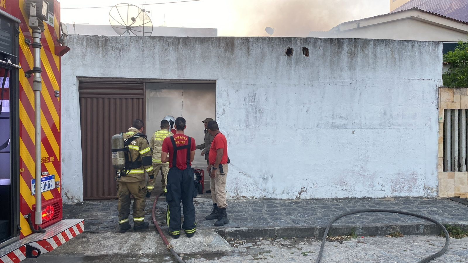 Homem incendeia casa em Campina Grande tentando matar a mãe, diz polícia