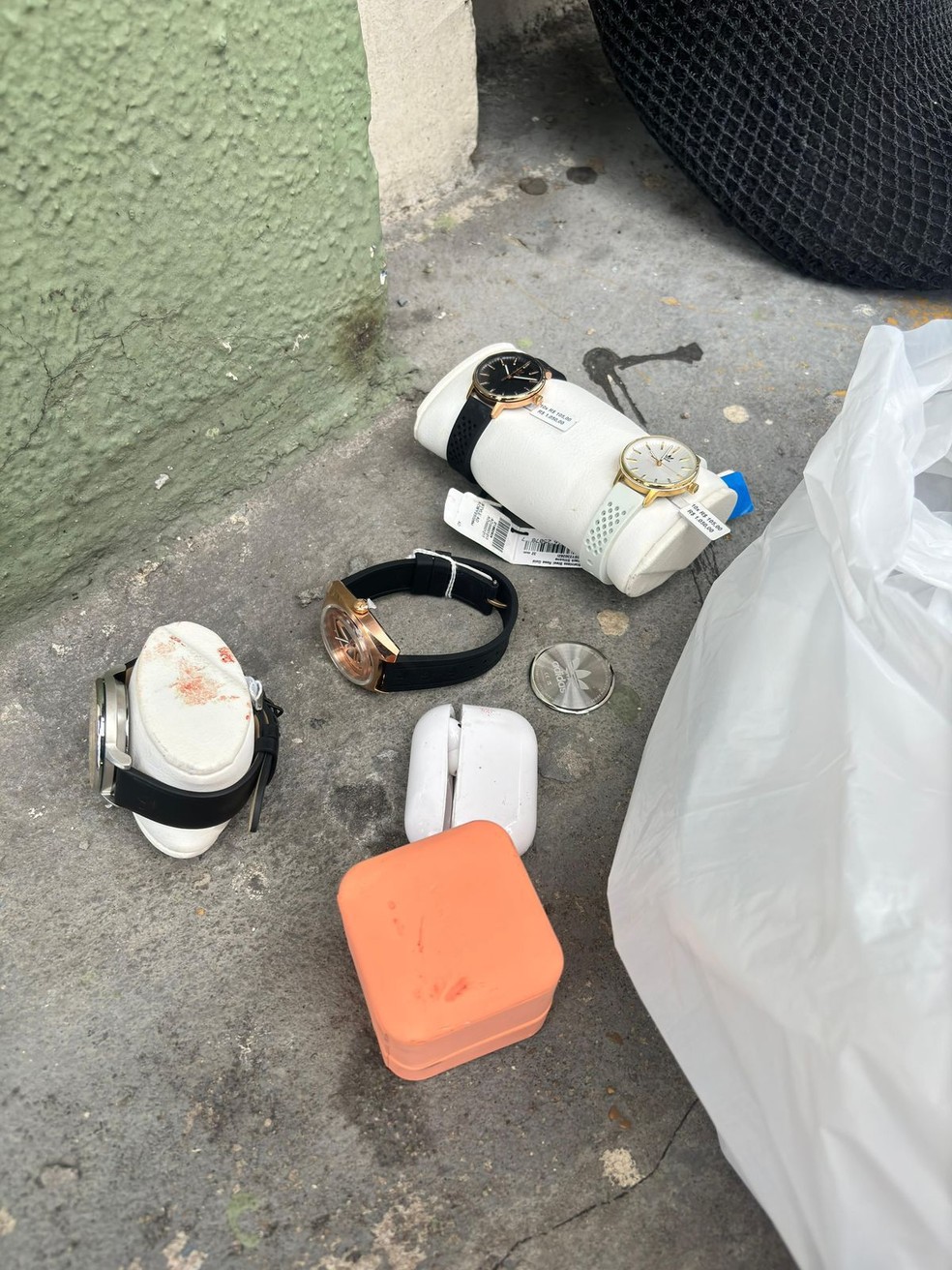 Objetos recuperados pela polícia com um dos suspeitos preso. — Foto: Reprodução