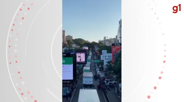 VÍDEO: Ponte da Amizade é fechada por uma hora para passagem de 29 caminhões com 400 toneladas de doações para o RS