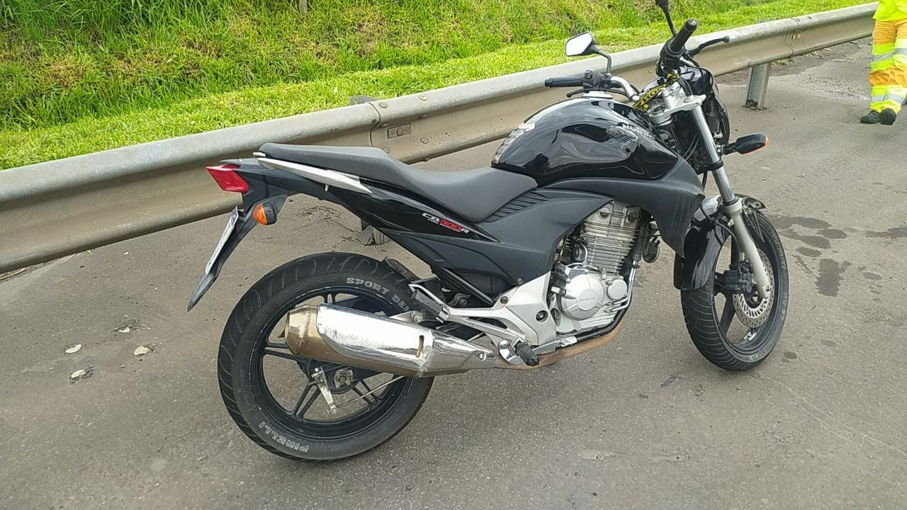 Homem fica ferido ao cair de moto na Via Dutra, em Itatiaia | G1
