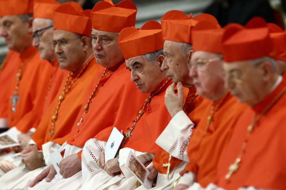 Novos cardeais participam de cerimônia na Basílica de São Pedro, no Vaticano, no dia 7 de dezembro de 2024 — Foto: Guglielmo Mangiapane/Reuters
