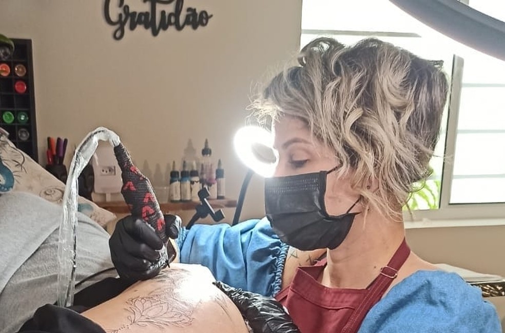 Karina Menezzes usa técnicas de meditação e reiki para criar tatuagens — Foto: Karina Menezzes/Arquivo pessoal