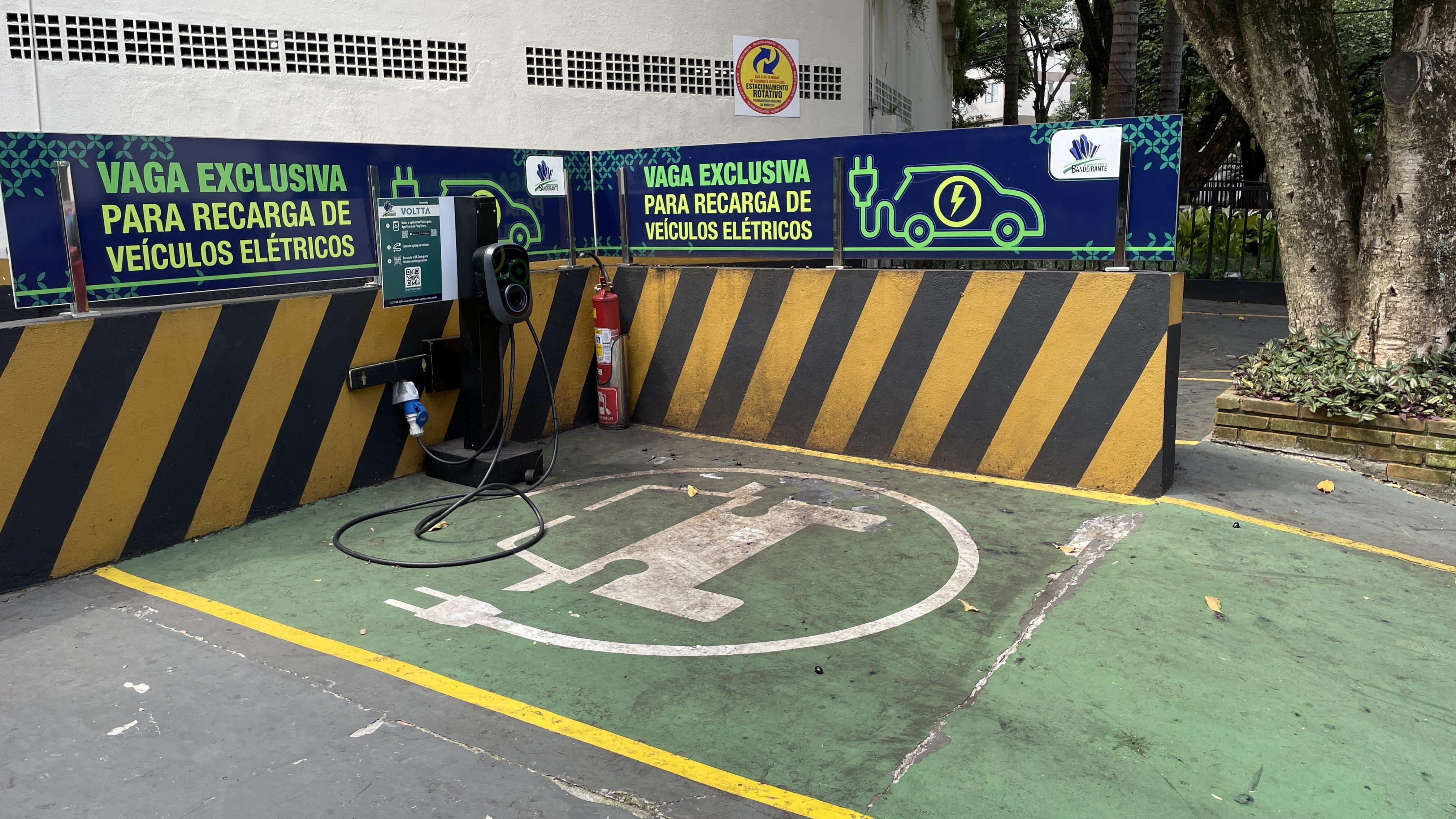 Carros elétricos podem ter vagas exclusivas para recarregar, mas não para estacionar; entenda regra