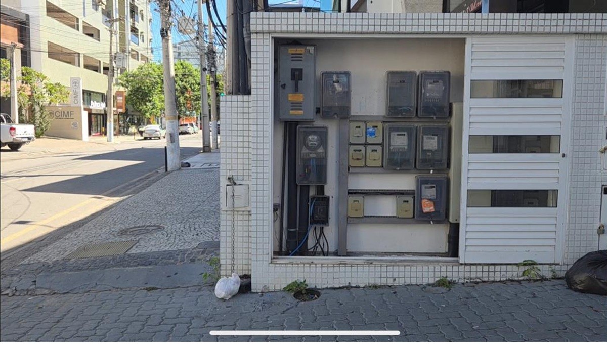 De bicicleta, homem furta portão de quadro de energia de loja em Campos e retorna a pé para levar cabos 