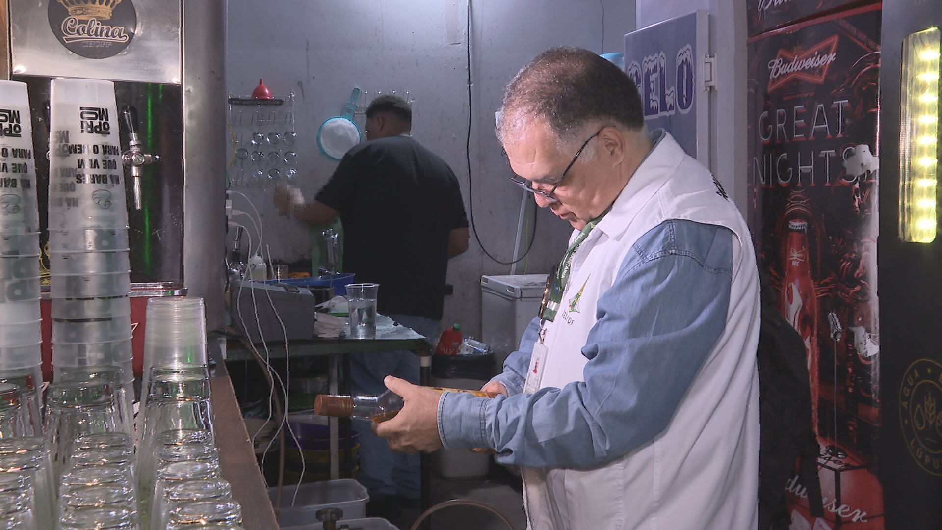 Autoridades sanitárias fazem fiscalização em bares e distribuidoras do DF após caso suspeito de intoxicação por metanol