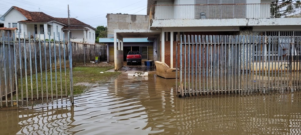 Água do Rio Negro invadiu casas no município que tem o mesmo nome — Foto: Victor Hugo Bittencourt/RPC