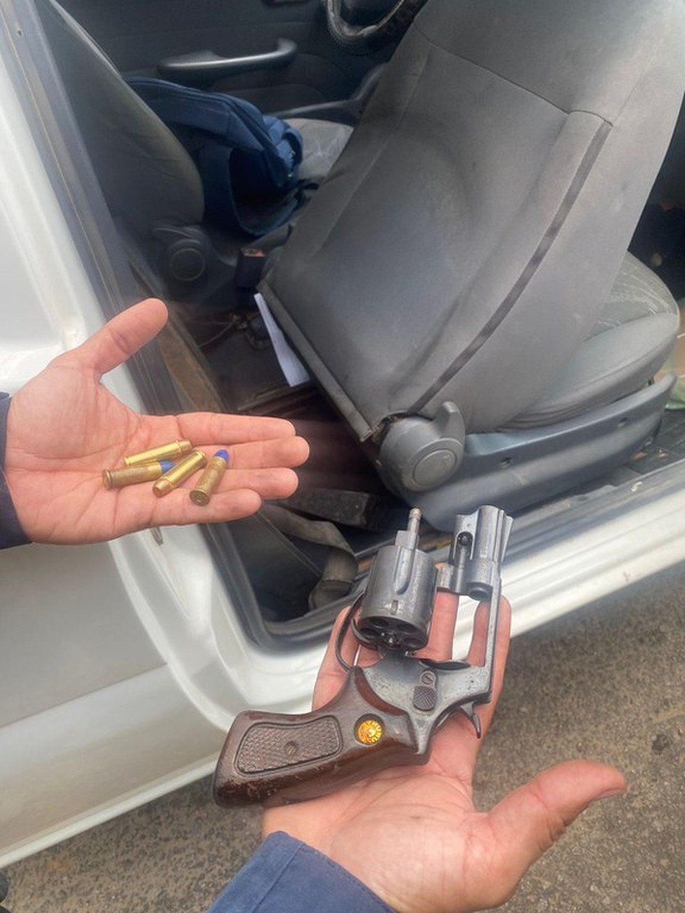 Arma foi encontrada em veículo e condutor preso — Foto: Divulgação/PRF