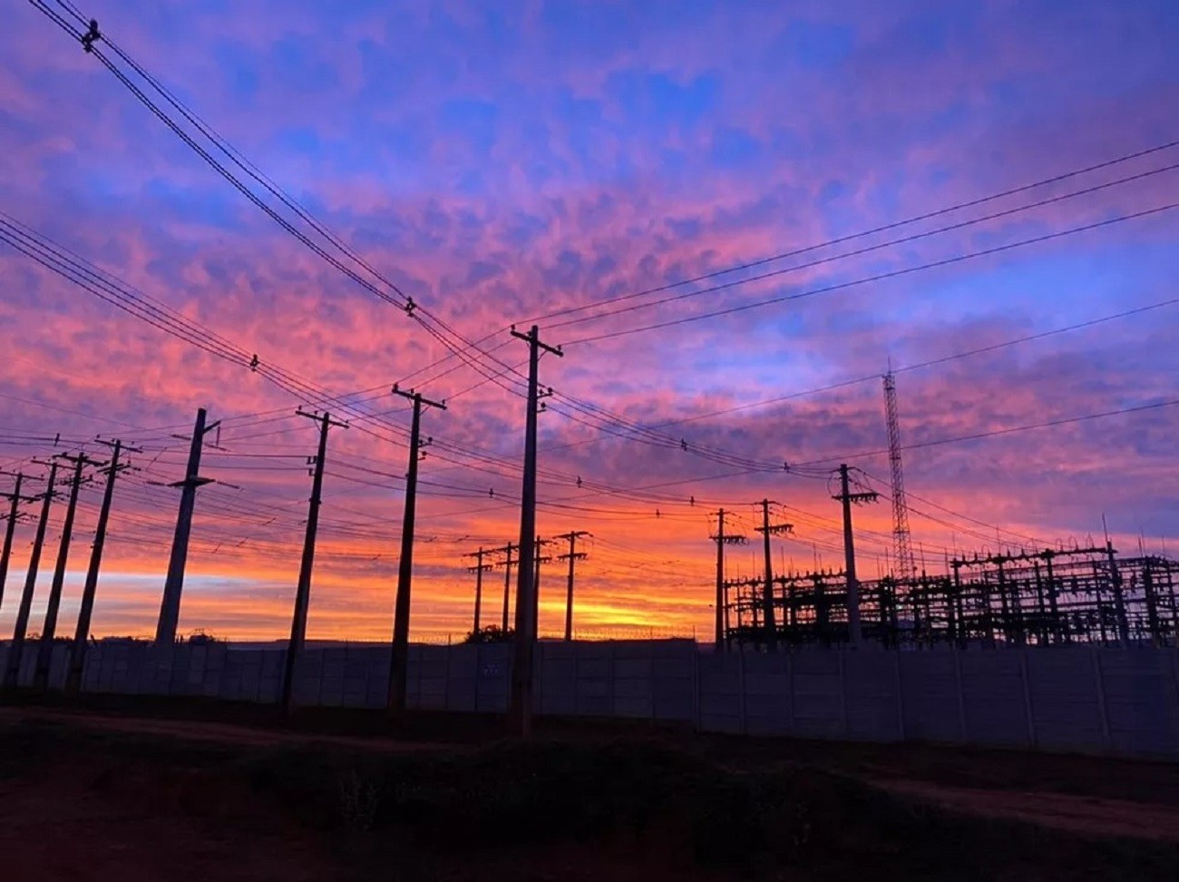 Palmas e Porto Nacional registram quedas de energia na madrugada e concessionária diz que houve falha na transmissora