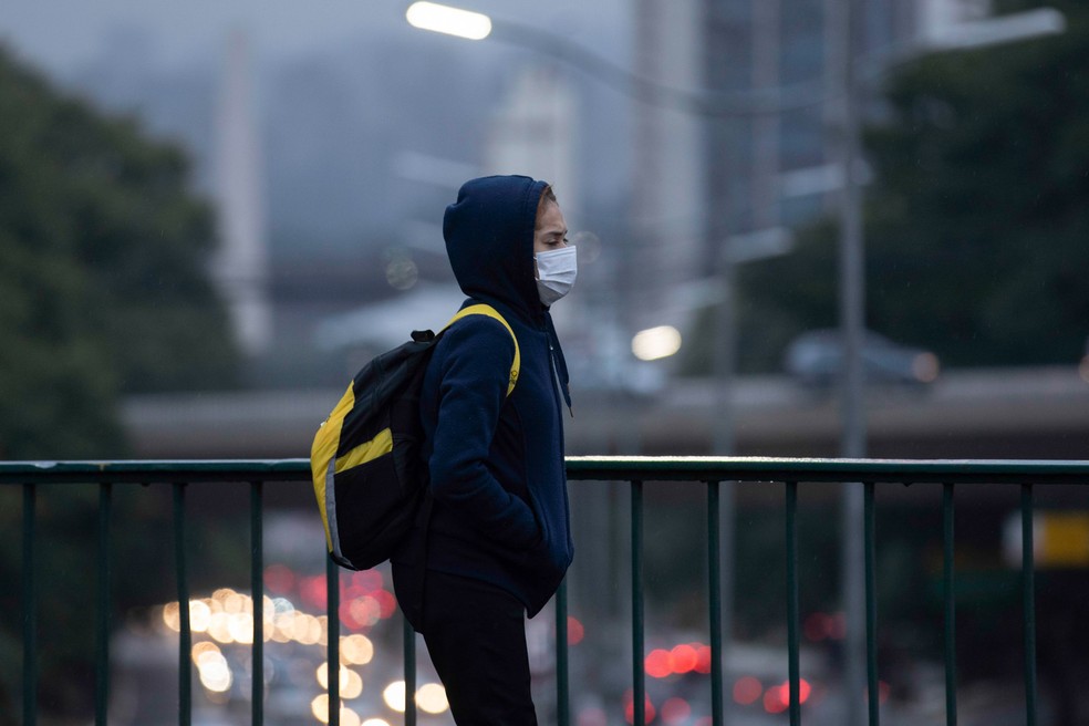 Pessoas com máscara se protegem da chuva e frio no viaduto Santa Generosa, zona sul de São Paulo. — Foto: Bruno Rocha/Fotoarena via Estadão Conteúdo/Arquivo