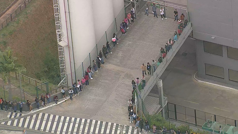 Centenas de pessoas formam fila para mutirão de emprego em