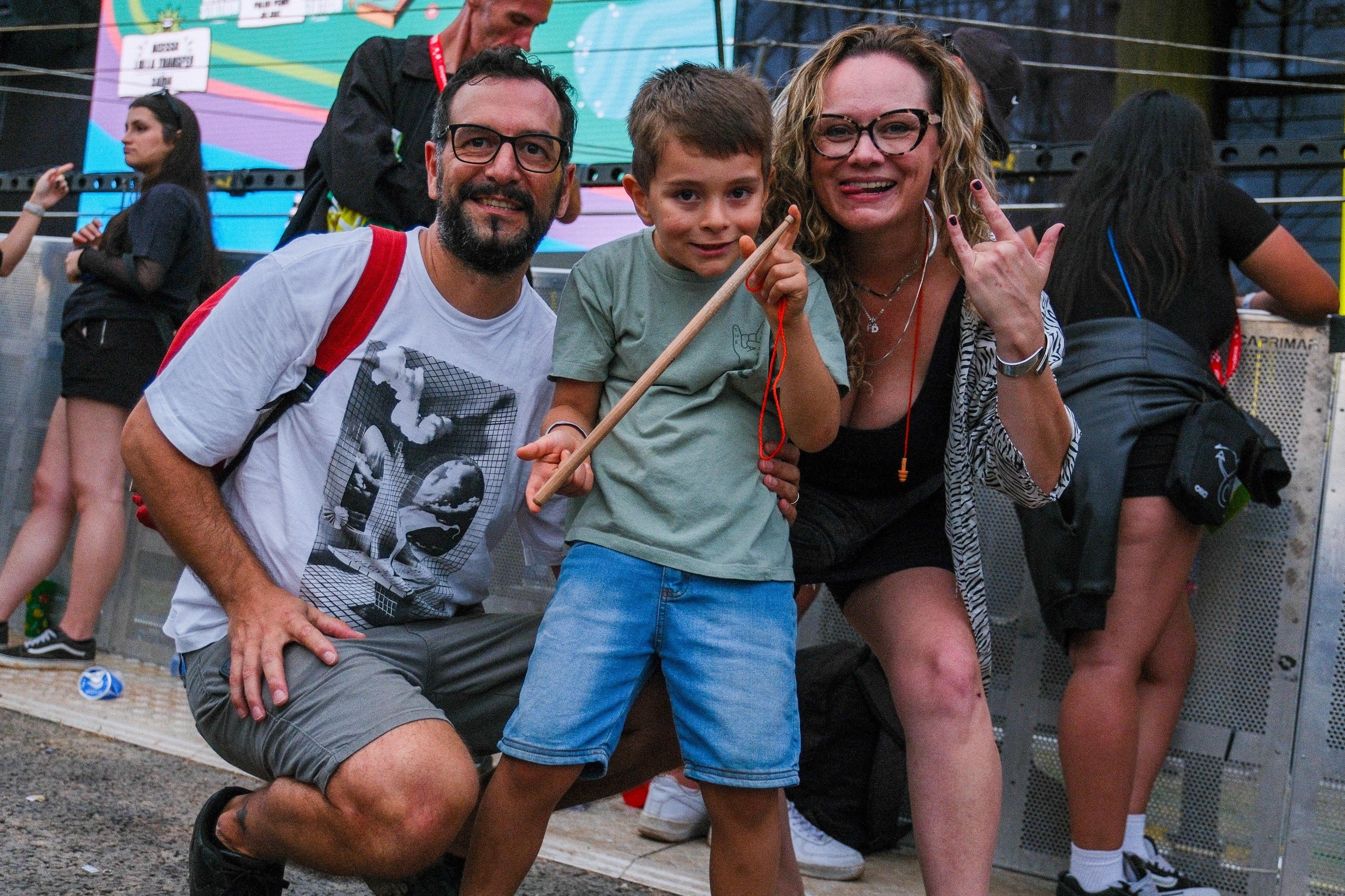 Garotinho de 6 anos vibra em show de Ca7riel & Paco e ganha baqueta de baterista | Lollapalooza 2025