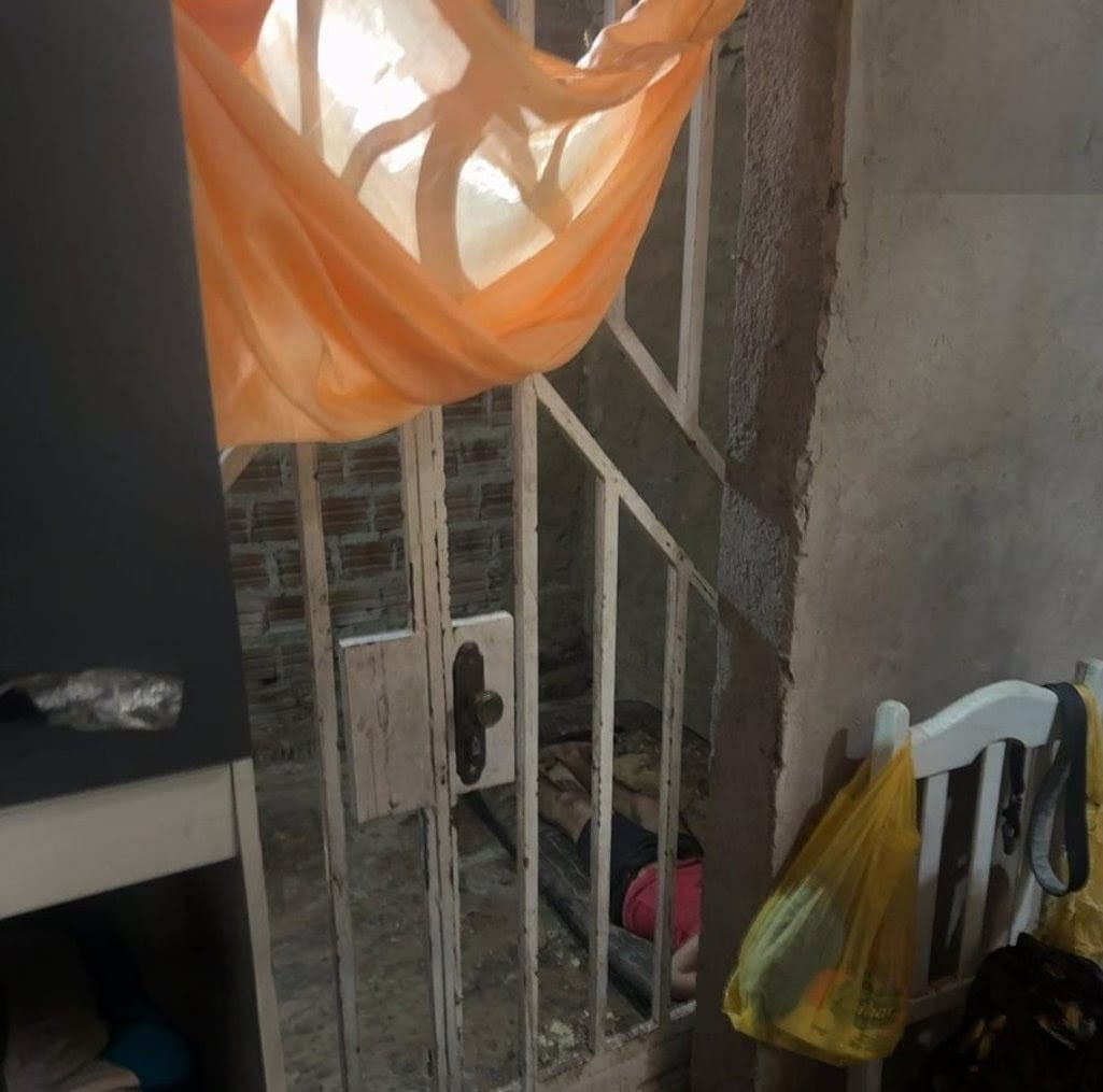 VÍDEO: idoso é preso em flagrante por manter filho deficiente intelectual em cárcere privado no interior de AL