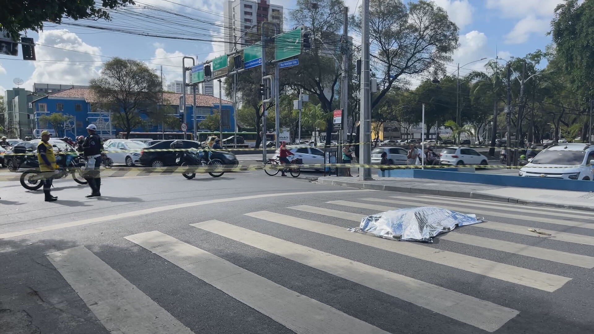 Idosa morre após ser atropelada por ônibus em faixa de pedestres em cruzamento da Av. Agamenon Magalhães; VÍDEO