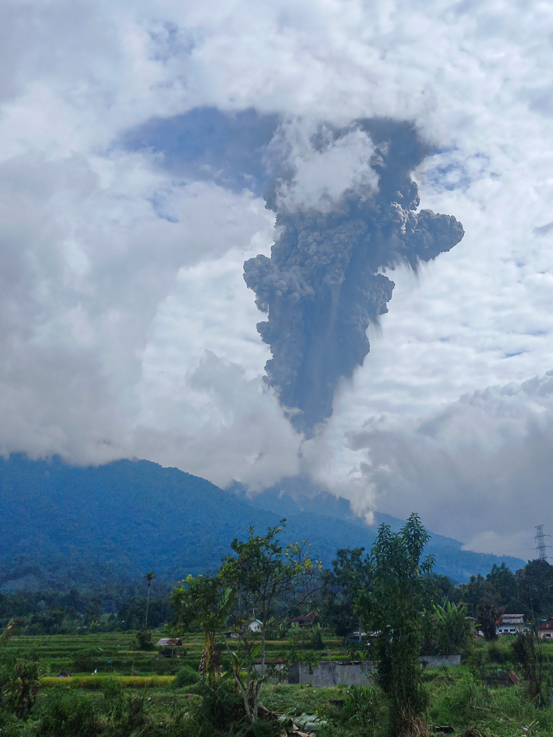Vídeo: Vulcão Marapi entra em erupção na Indonésia e deixa 11 alpinistas mortos; 12 estão desaparecidos